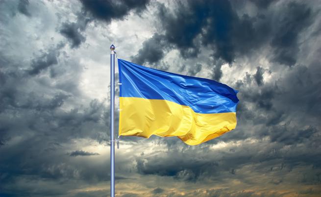 Украйна издигна флага си над анексирания от Русия полуостров Крим