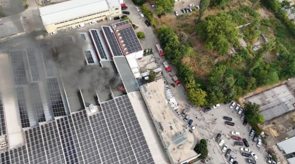 Гори производствена сграда на Брезовско шосе в Пловдив. Работниците са