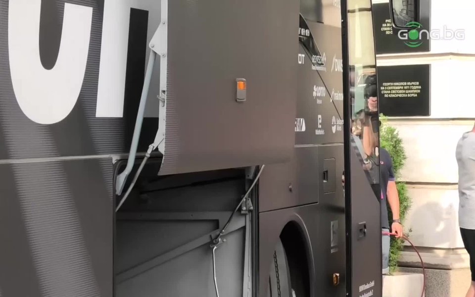 Футболистите на Айнтрахт Франкфурт вече пристигнаха на стадион Васил Левски,