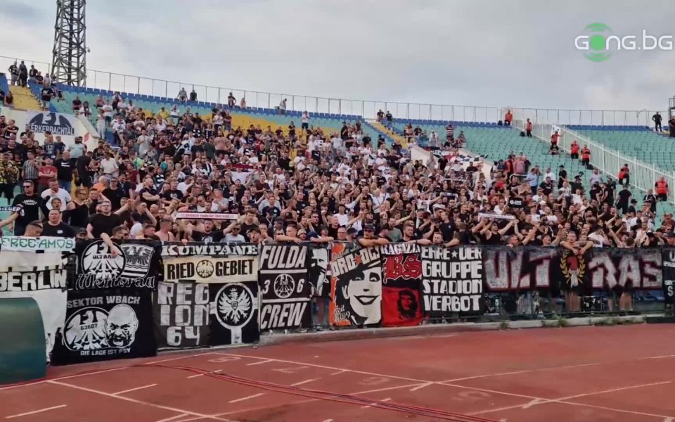 Вижте агитката на Айнтрахт Франкфурт, която ще подкрепя любимците си