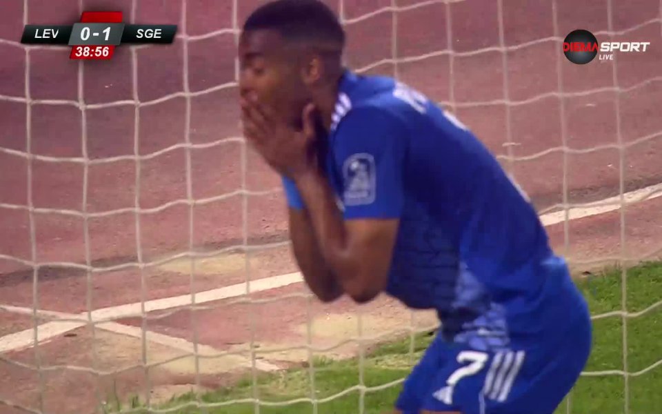 В 39-а минута Левски организира най-добрата си атака за полувремето