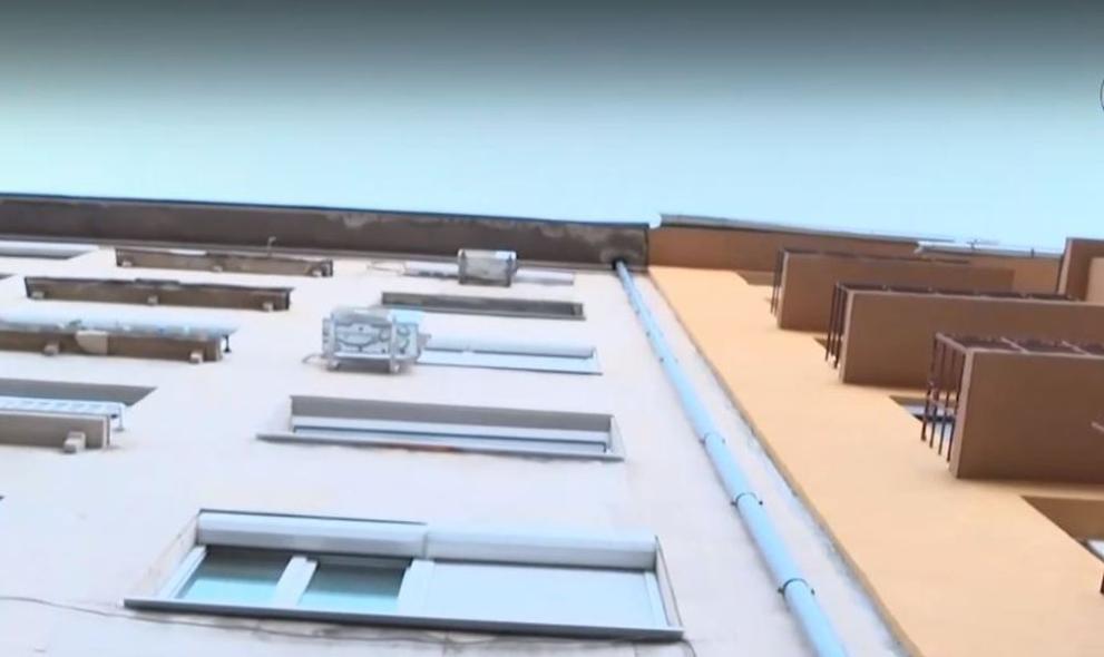 Парче мазилка падна от сграда в центъра на София и