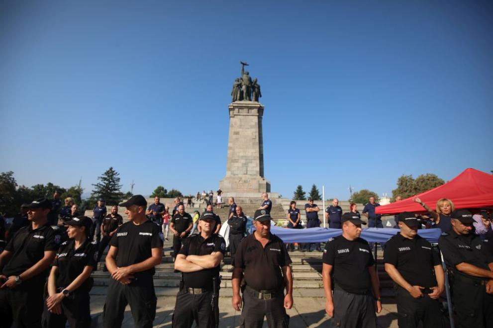 Отново напрежение пред Паметника на съветската армия в София. Този