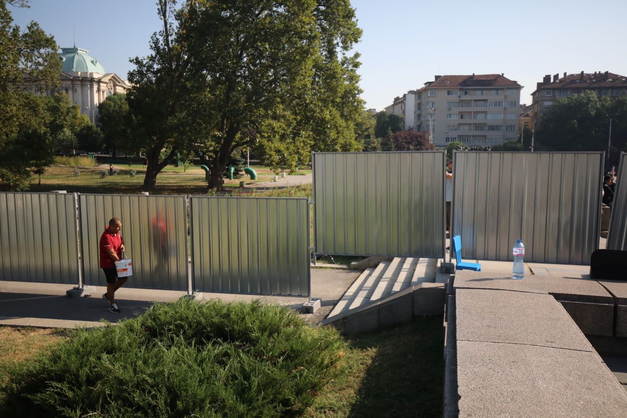 <p>Заграждат Паметника на Съветската армия с високи и плътни огради. В района има засилено полицейско присъствие, униформени служители на реда са оградили паметника от всички страни.</p>