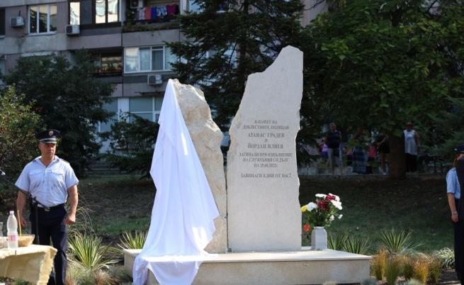 Откриха паметна плоча на полицаите, убити от автобус с мигранти в Бургас