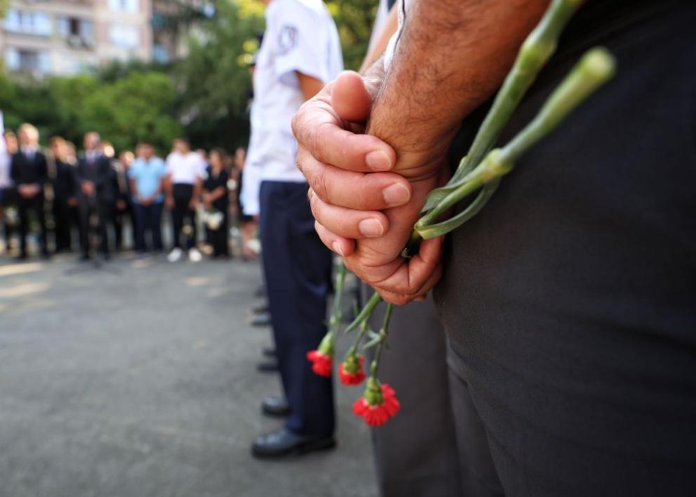 Снимка: Полицаи от Монтана събраха и дариха 3345 лева за деца на свои починали колеги