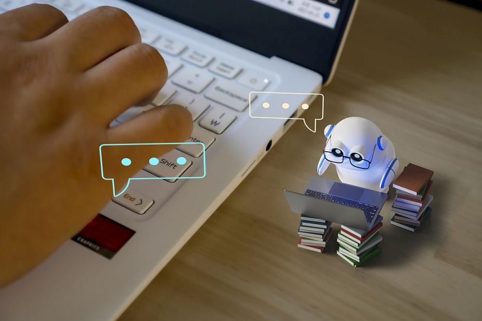 Изкуственият интелект пише по-добри курсови работи от студентите, съобщи ДПА,