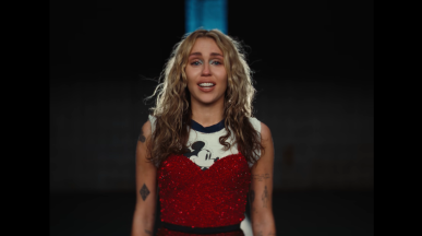 Miley Cyrus пее с тъга и радост за младостта си в "Used To Be Young"