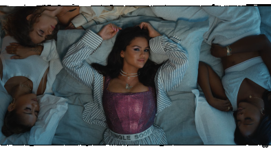 Selena Gomez се забавлява безгрижно в “Single Soon”