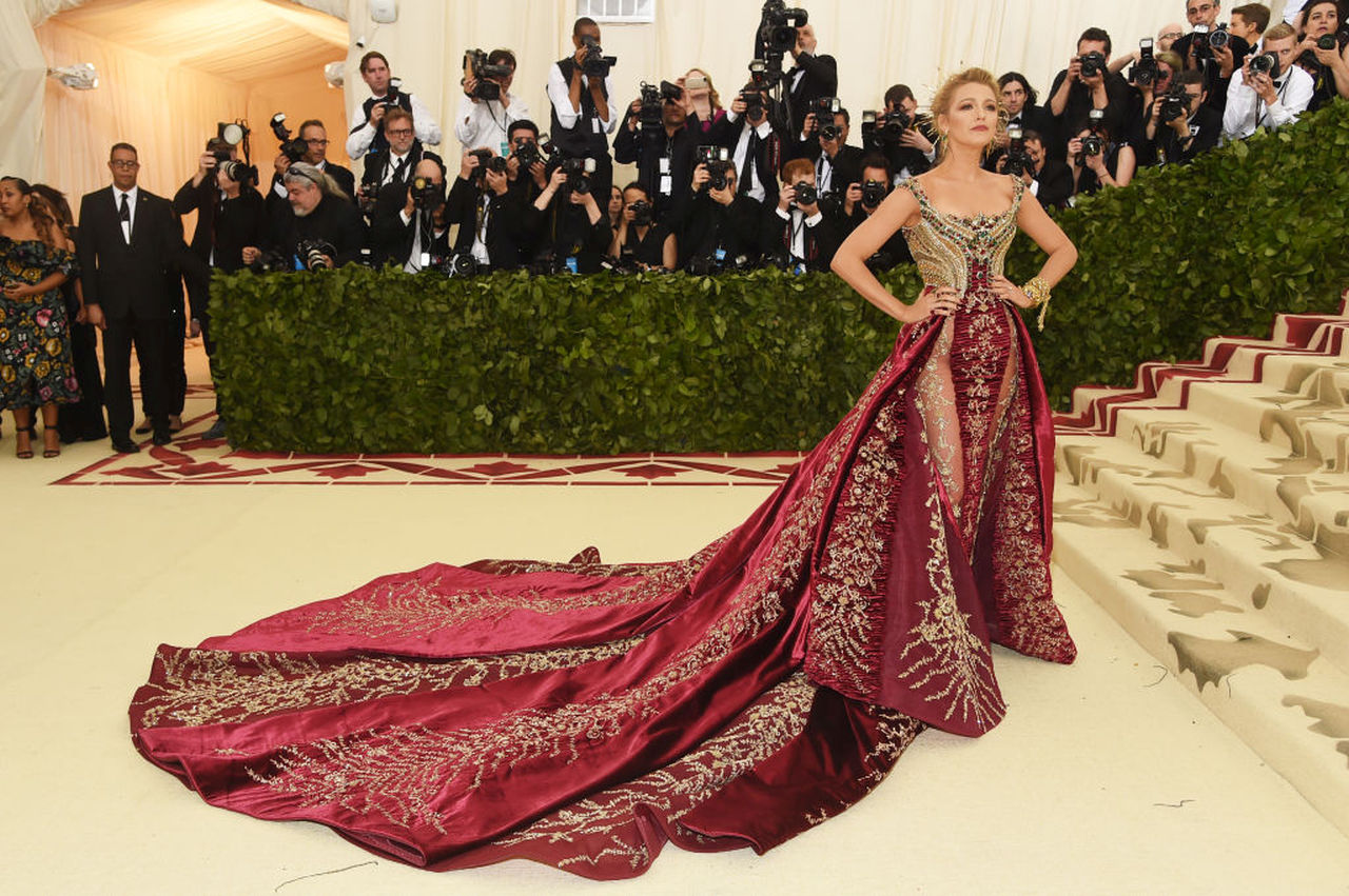 <p><strong>2018 година, Met Gala</strong></p>

<p><em>&quot;Най-любимата ми рокля на всички времена!&nbsp;Тоалет на модна къща&nbsp;Versace.&nbsp;Обичам да участвам в дизайна на роклите си, не знам дали защото съм зодия Дева или просто нямам живот.&nbsp;Роклята беше с по-къс шлейф, попитах ги дали мога да добавя още два метра и половина материя.&nbsp;Направихме по-голяма мантия и я украсихме с мъниста отвътре.&nbsp;Christian Louboutin&nbsp;ми направи красивите обувки.&quot;</em>, спомня си актрисата.</p>