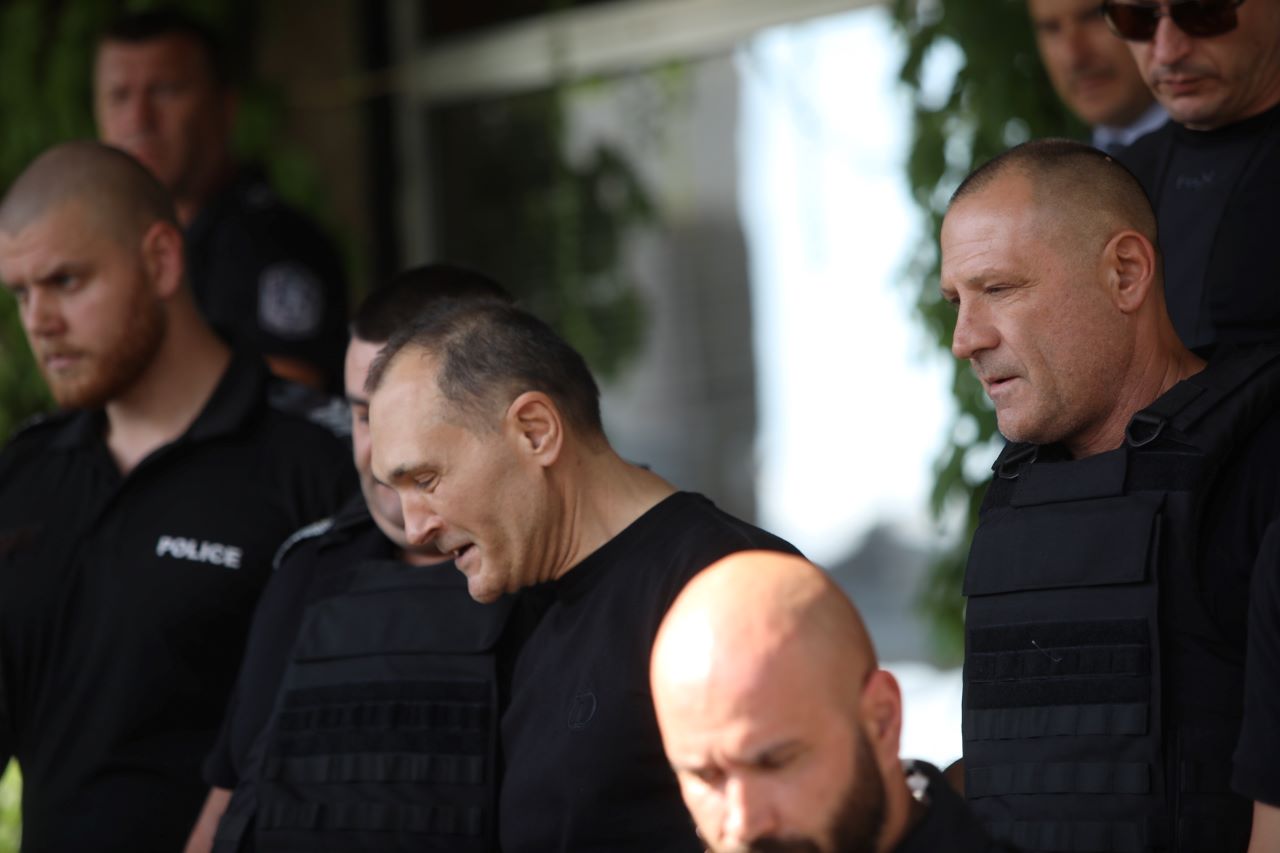 <p>След близо два часа престой на столичното летище, бизнесменът Васил Божков беше отведен под засилена охрана от МВР и служители на Главна дирекция &bdquo;Охрана&ldquo; към Министерството на правосъдието.</p>