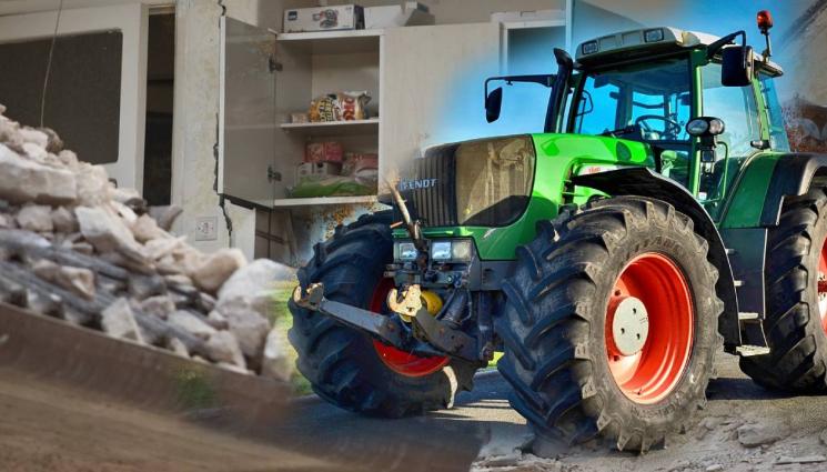 трактор къща - БЕЗ СПИРАЧКИ: Трактор отнесе къща в Пловдивско! (ВИДЕО)