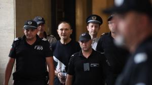 Доведоха Васил Божков с белезници в Софийския градски съд за гледане на мярката
