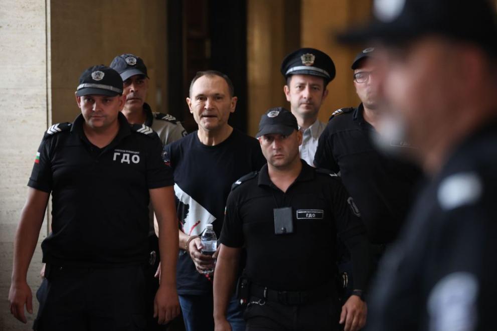 Доведоха Васил Божков с белезници в Софийския градски съд за гледане на мярката