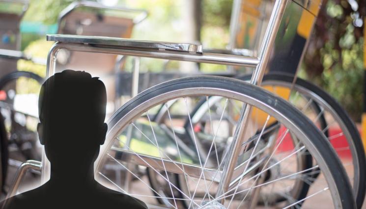 инвалиден стол - ИГРАЧКА-ПЛАЧКА: Култов актьор седна в инвалидна количка (ВИДЕО)