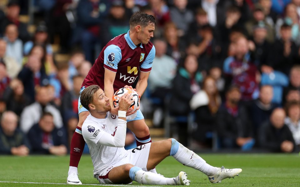 Автобусът на английския футболен клуб Астън Вила е бил уцелен