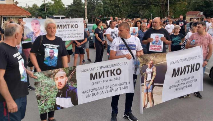 а - Цалапица затваря пътя за морето