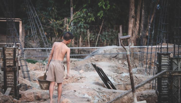 дете - ЕКСПЛОАТАЦИЯ НА ДЕТСКИ ТРУД: 9-годишен се бъхти на жегата - реди плочки на тротоар (ВИДЕО)