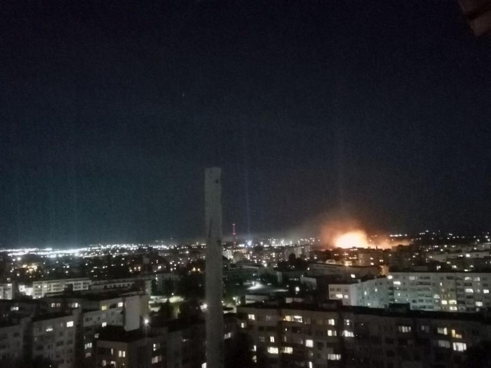 Пожар гори в столичния квартал Обеля 2, видя DarikNews.bg. Горят
