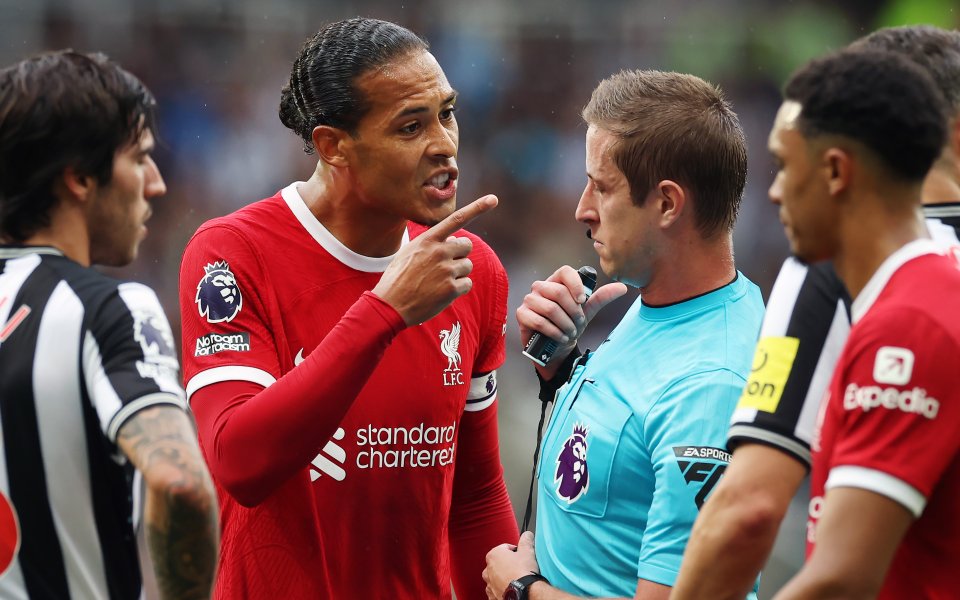 Капитанът на Ливърпул - Върджил ван Дайк, е заплашен от