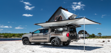 <p>Моделът предлага хардтоп Alu-Cab, палатка на покрива и 270-градусов навес.</p>