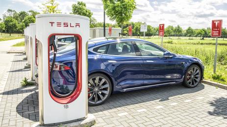 Tesla Model S зарядна станция електромобили
