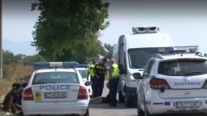 Бус превозващ над 20 мигранти е заловен на Подбалканския път  Той