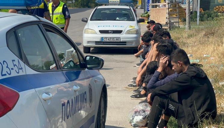 а - НЯМАТ СПИРКА! Над 20 мигранти засякоха до Павел баня, има и деца