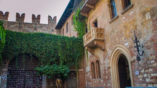 В търсене на любовта: Туристи идват във Верона, за да погалят дясната гърда на Жулиета