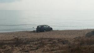 Шофьор паркира джип върху дюните на популярния плаж Алепу намиращ