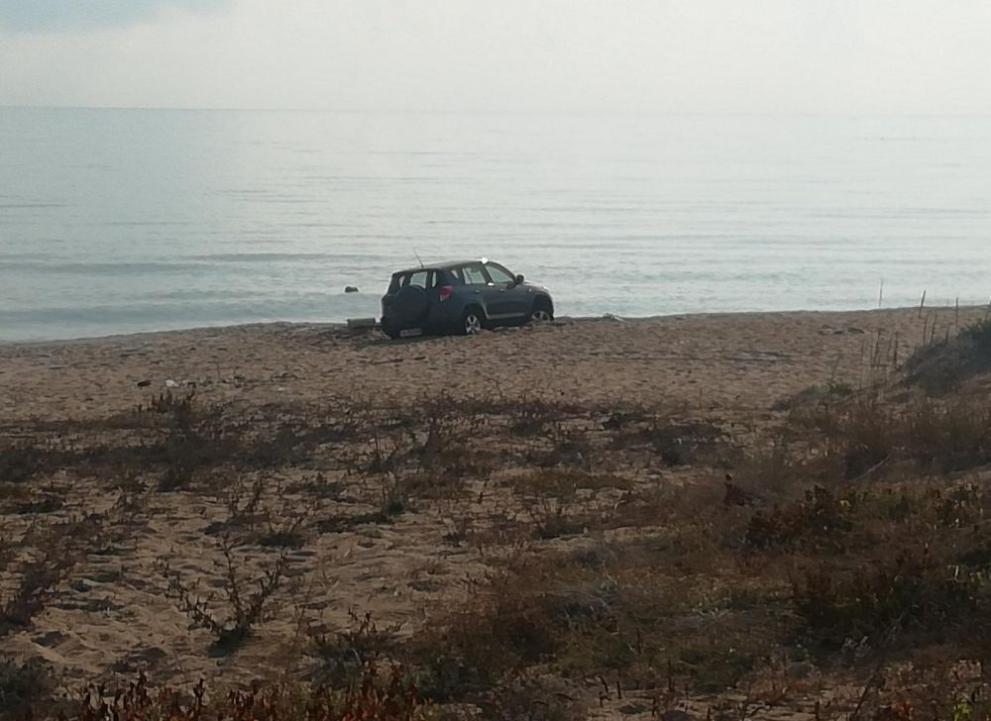 Шофьор паркира джип върху дюните на популярния плаж Алепу, намиращ