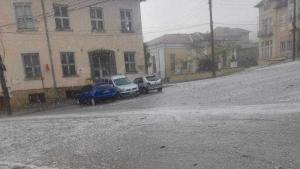 Силна буря връхлетя за минути Велико Търново Пороен дъжд придружен