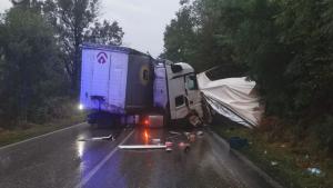 Катастрофа между два товарни автомобила временно затвори пътя Велико Търново
