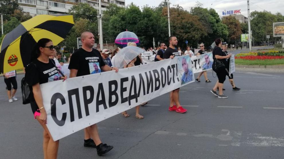 Жителите на Цалапица протестират и тази вечер в Пловдив. Те