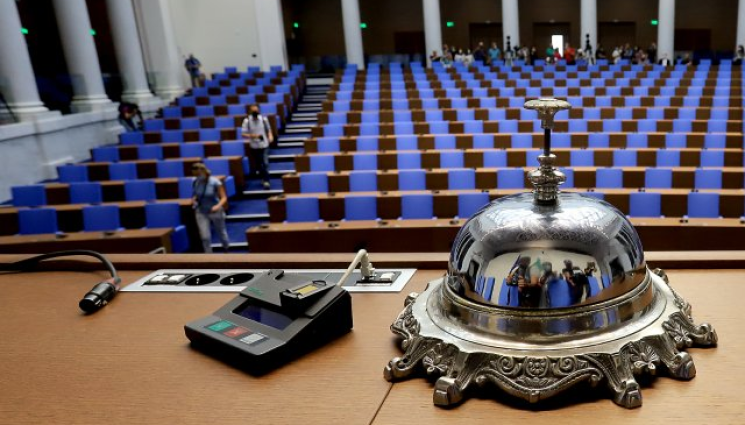 парламент - ЗАВАЛЯХА ОСТАВКИ: Първи депутат напусна Народното събрание!