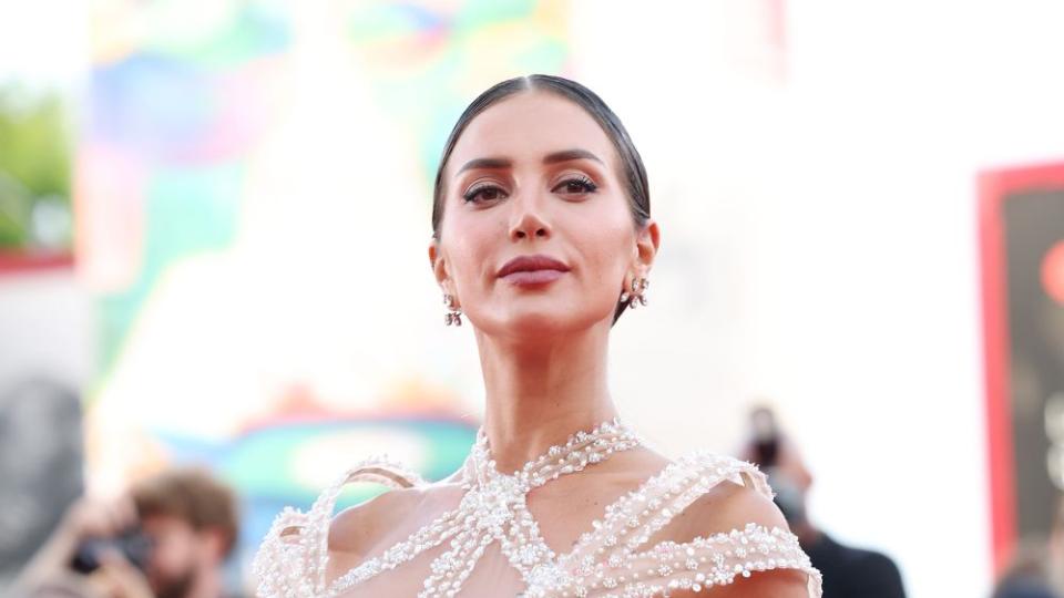 Алекс Богданска посрещна лято 2025 със снимки по бански, които