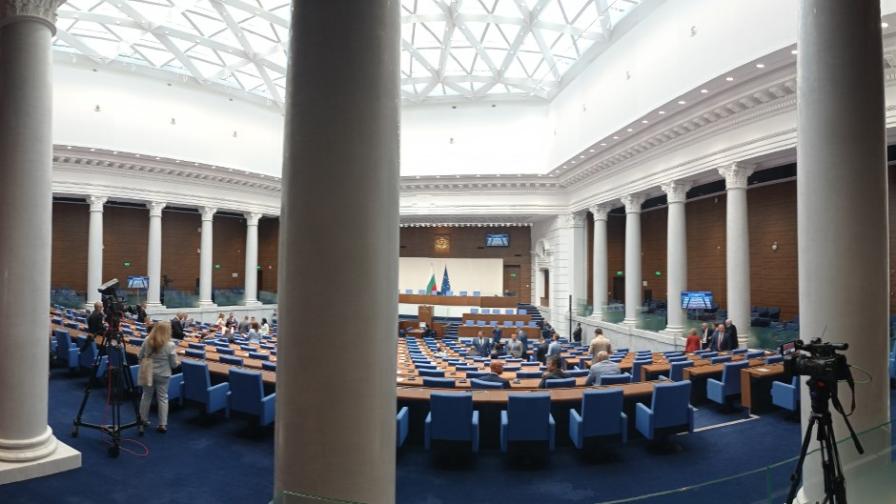 Есенната сесия на 49-ото Народно събрание (НС) бе открита в сградата на бившия Партиен дом. Решението бе обявено в началото на август от председателя на парламента Росен Желязков (ГЕРБ-СДС)