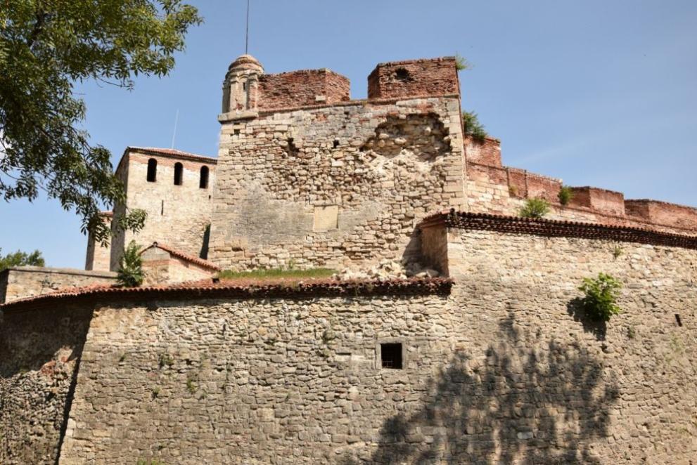 Снимка: Спряха достъпа до средновековната крепост „Баба Вида“ след нови срутвания