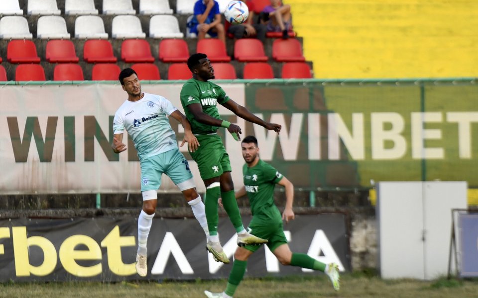 След подновяването на играта шанс се откри пред Алекс Фернандес,