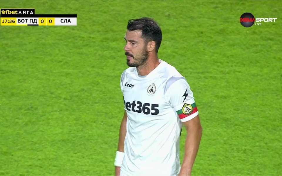 В 17-ата минута Тони Тасев стреля с глава, Ханкич изби,