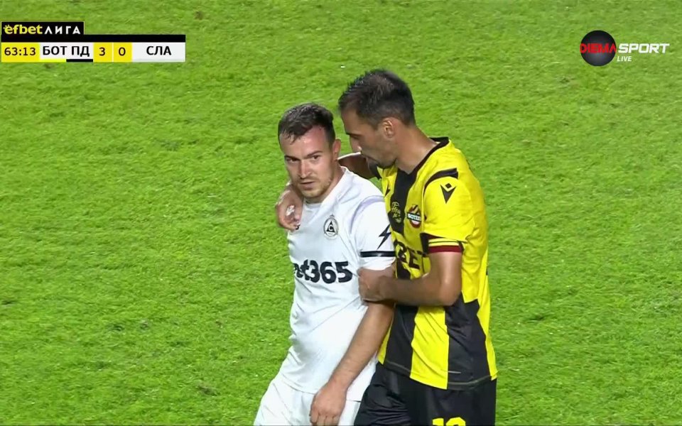 В 63-ата минута след центриране на Галин Иванов съотборникът му