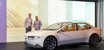 <p>В този момент Ейдриан ван Хойдонк ни разкрива, че Neue Klasse Vision е на 80% автомобилът, който ще видим в серийно производство през 2025 г.</p>