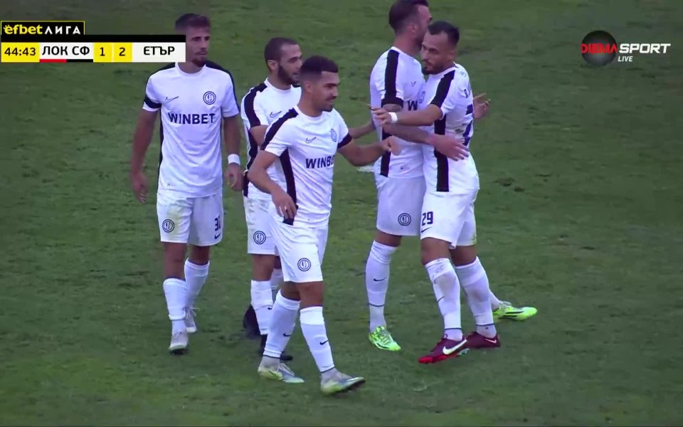 В 45-ата минута Мартин Тошев свали в наказателното поле за