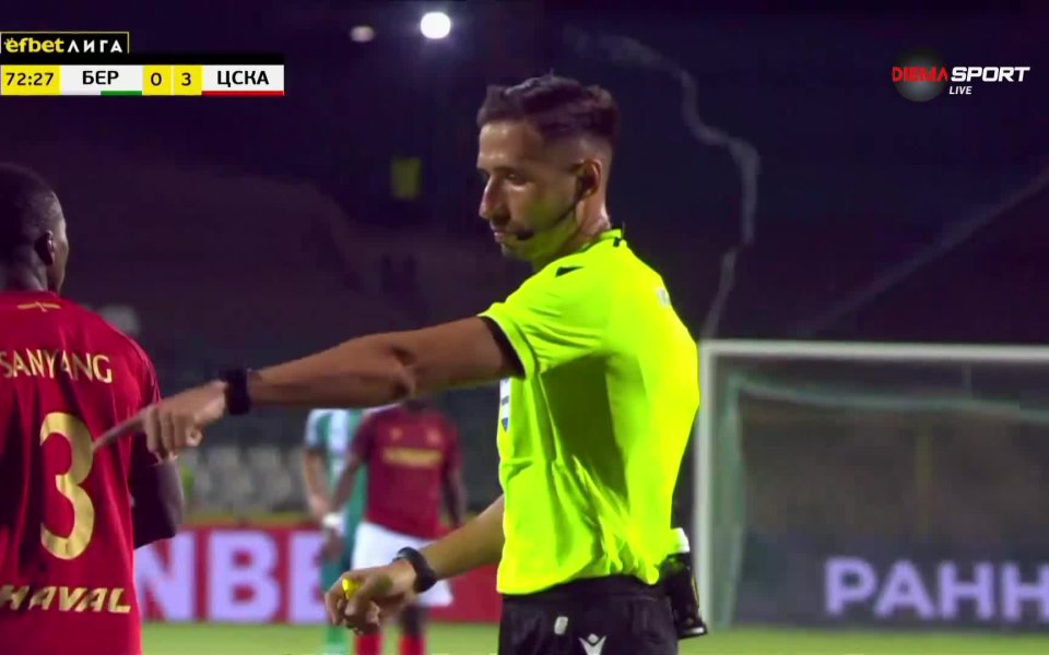 В 73-ата минута центриране в наказателното поле бе отклонено от