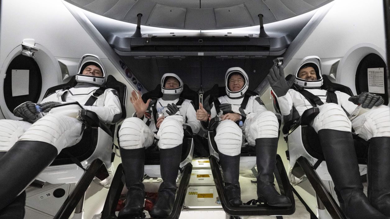 Crew Dragon на SpaceX се завърна на Земята