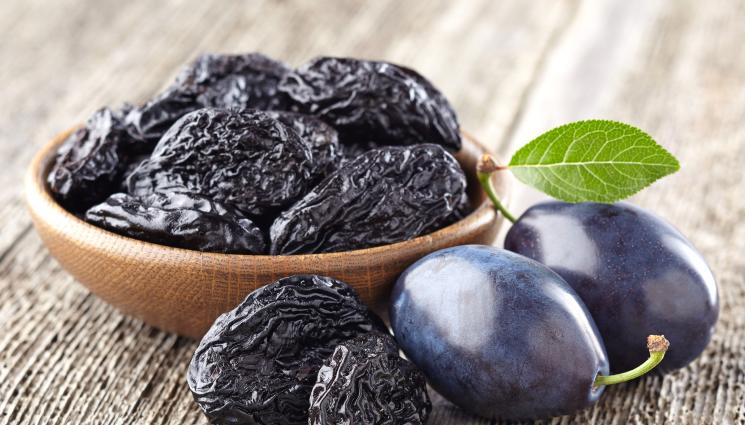 сини сливи - Сини сливи за апетит: Бърза плодова пита, лесен маслен кейк или хрупкав щросел