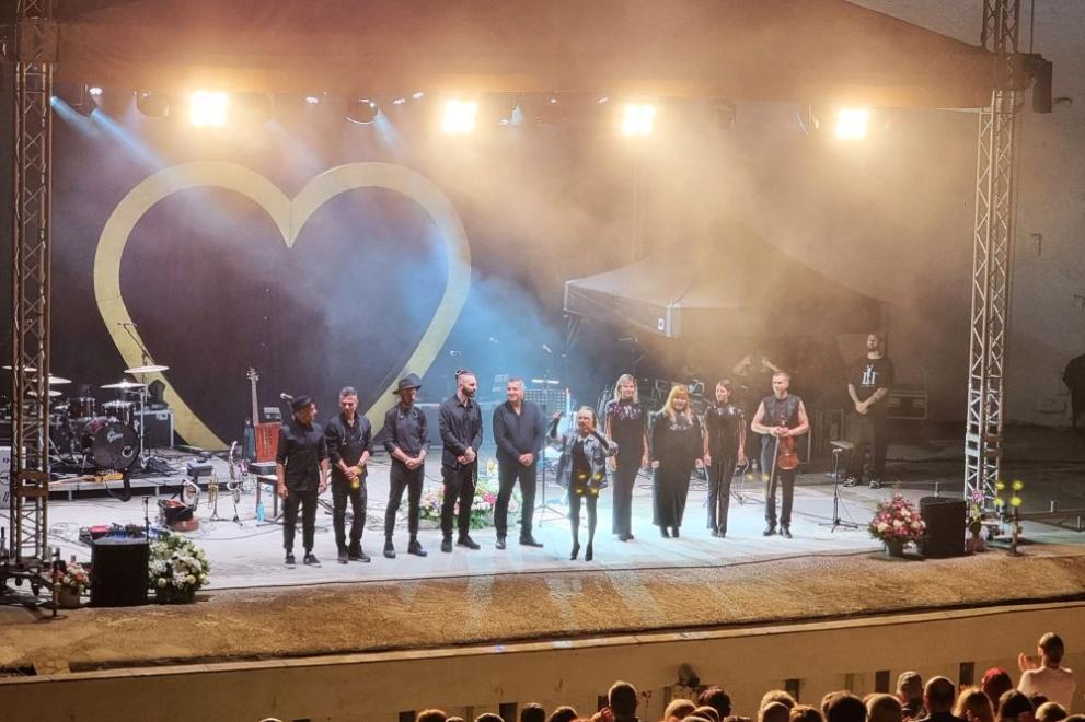 Стотици почитатели на Лили Иванова изпълниха Летния театър на Добрич,