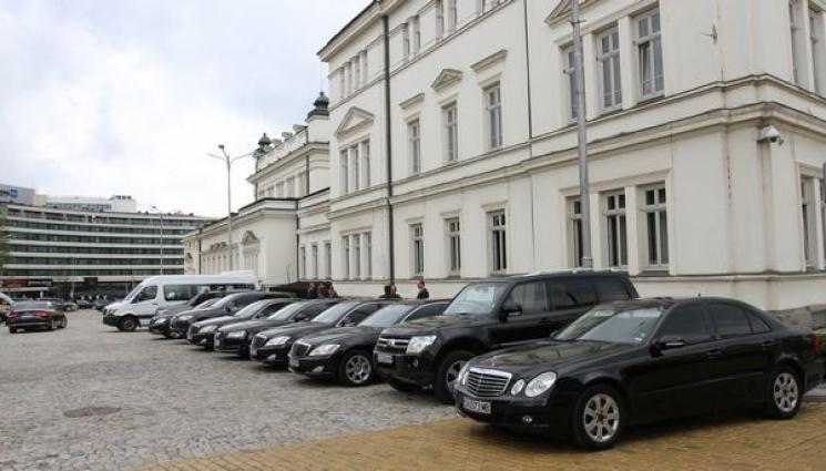 коли - Депутатските коли гълтат 250 000 литра бензин