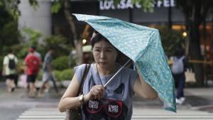 Проливните дъждове и мощните ветрове причинени от тайфуна Хайкуи предизвикаха
