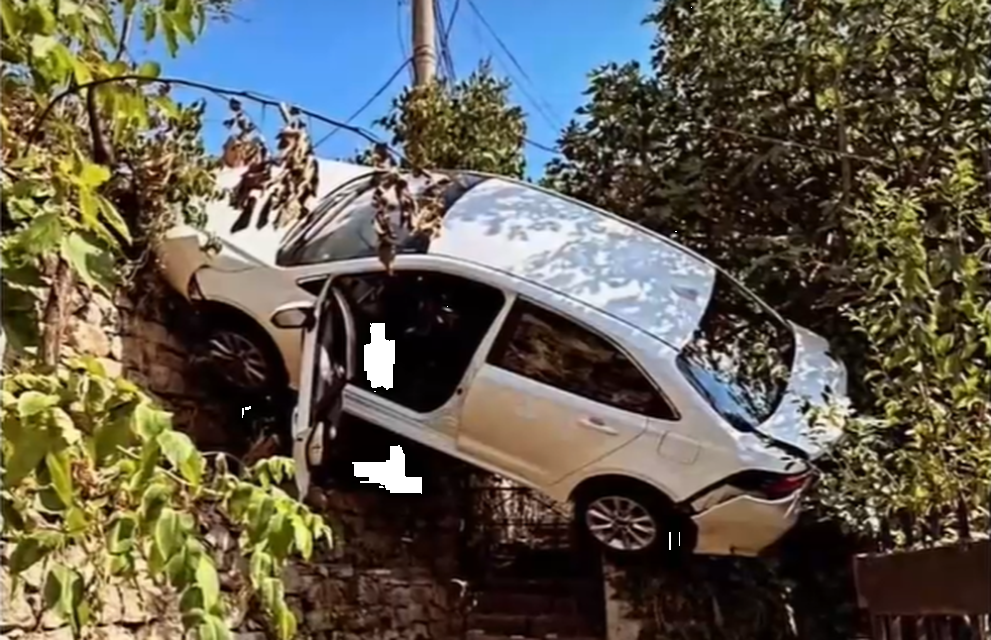 Кола изхвърча и се приземи в двора на къща в